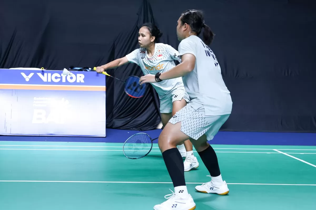 Pasangan muda Isyana Syahira Meida/Rinjani Kwinnara Nastine sukses mencuri perhatian di babak pertama Thailand Open 2026. Mereka singkirkan unggulan tujuh asal Malaysia, Ong Xin Yee/Carmen, 12 Mei. (PBSI)
