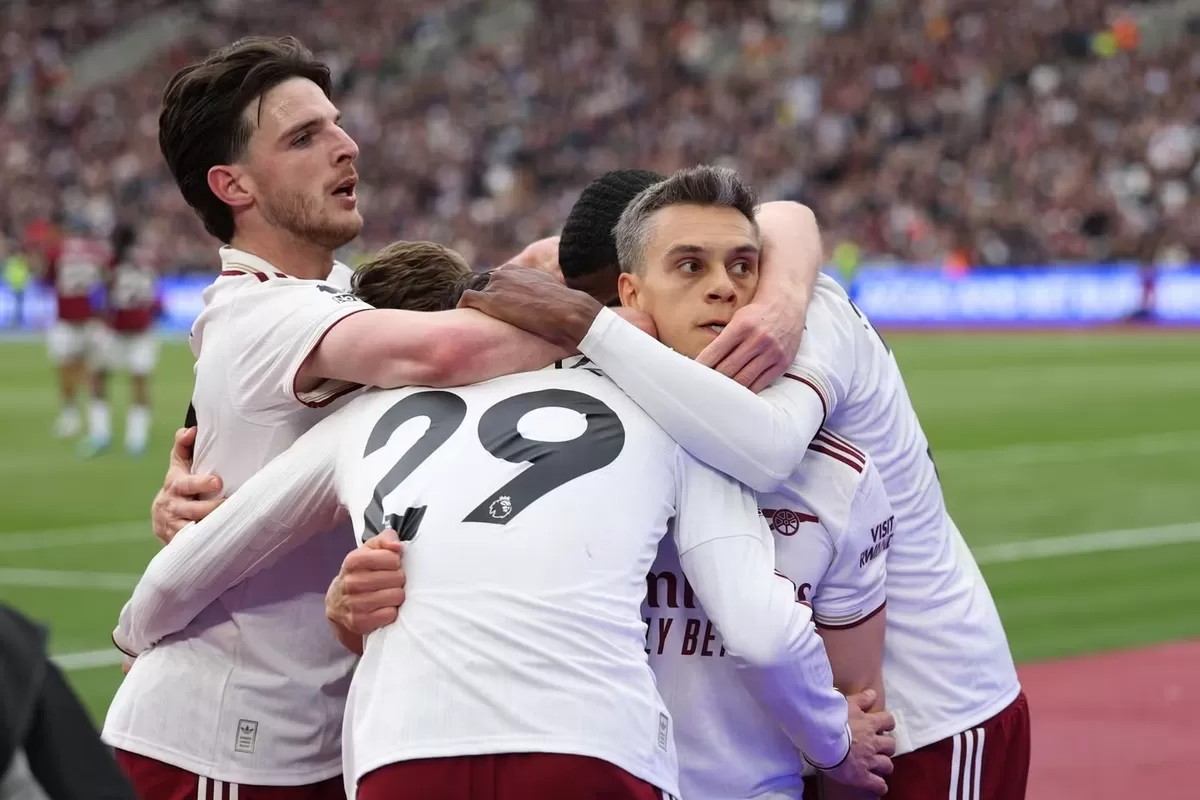 Gol telat Leandro Trossard mengamankan tiga poin berharga bagi Arsenal dalam derbi London melawan West Ham, Minggu (10/5).