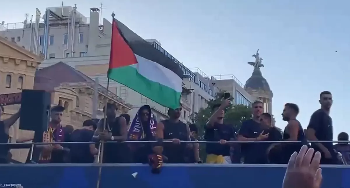 Lamine Yamal kibarkan bendera Palestina saat parade juara. 
