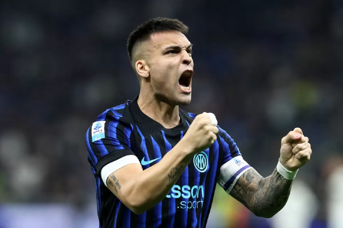 Lautaro Martinez dari Inter merayakan gol pertama timnya.