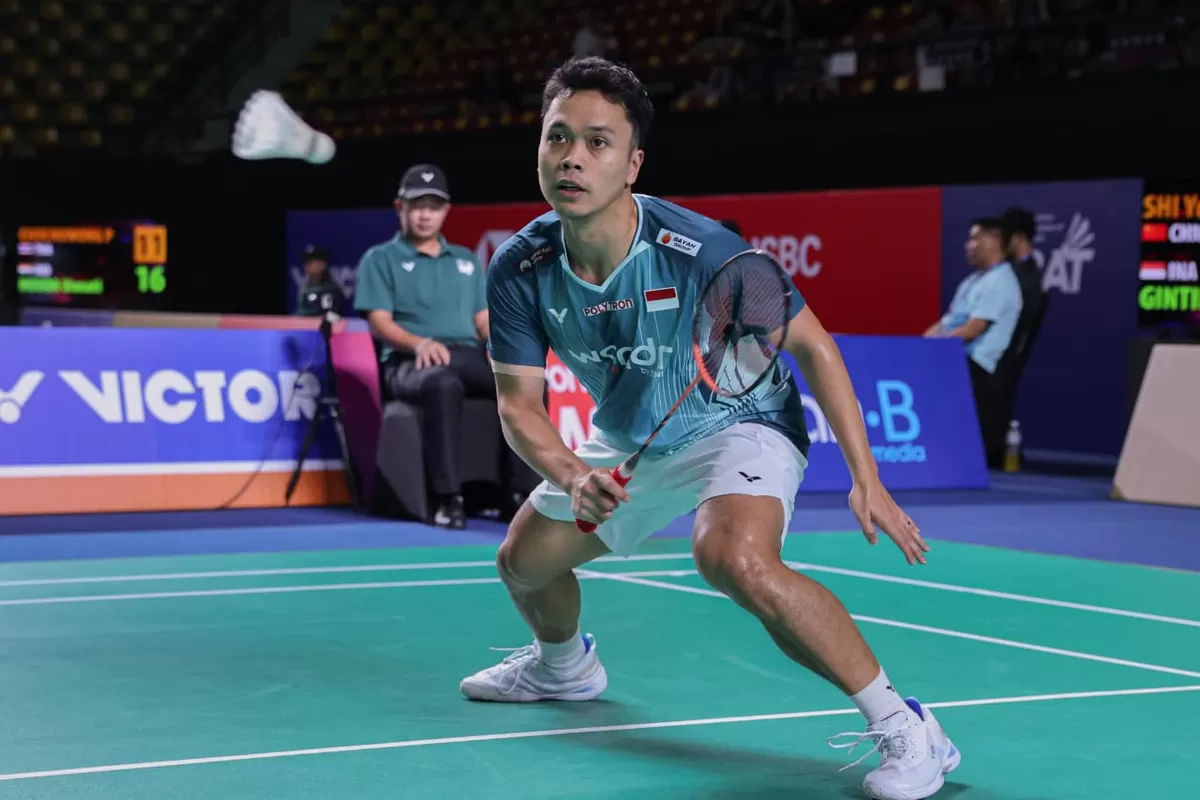 Tunggal putra Indonesia, Anthony Sinisuka Ginting, masih berupaya menemukan kembali performa terbaiknya setelah comeback dari cedera. Ia tersingkir langsung di babak pertama Thailand Open 2026. (PBSI)