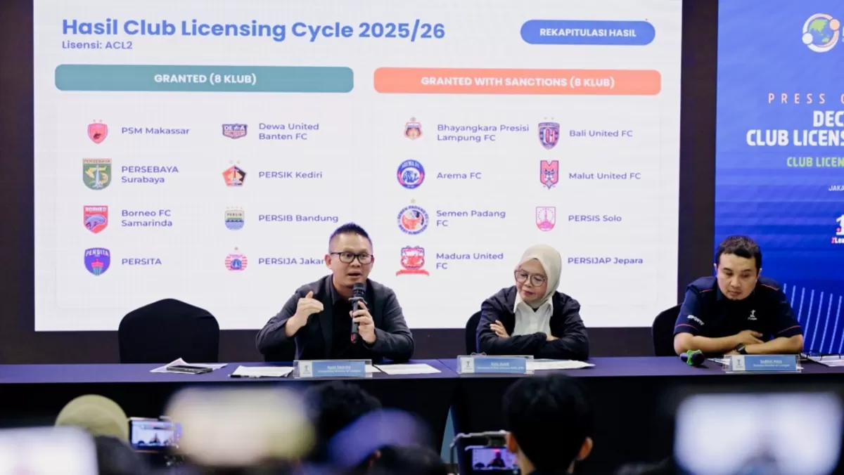 Direktur Operasional I.League Asep Saputer menerangkan klub-klub yang lolos club lisencing tanpa syarat dengan club yang lolos dengan syarat.  (I.League)