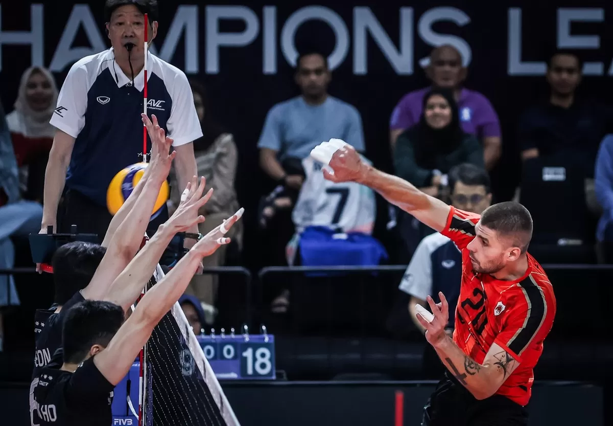 Pemain outside hitter Jakarta Bhayangkaran Presisi, Mozic melayangkan smes keras di arah pertahanan Zhaiyk VC pada hari pertama AVC Men&rsquo;s Volleyball Champions League 2026. Bhayangkara menang 3-1.  (PBVSI)