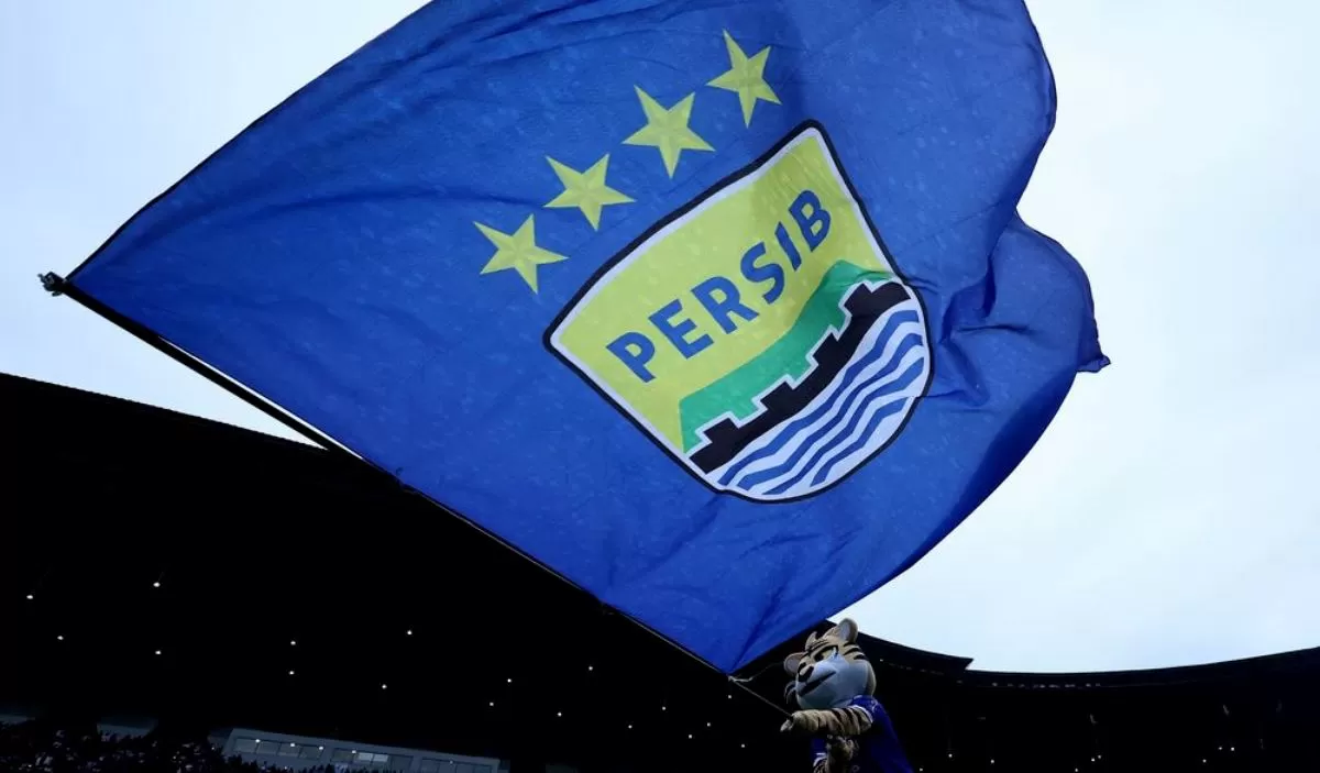 Maskot Persib, Prabu, kibaskan bendera Persib (Persib/Barly)