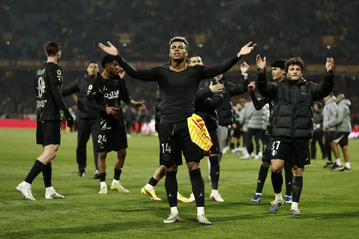 Para pemain PSG merayakan kemenangan setelah mengalahkan RC Lens untuk merebut gelar Ligue 1, di Stade Bollaert-Delelis di Lens, Prancis. Rabu.
