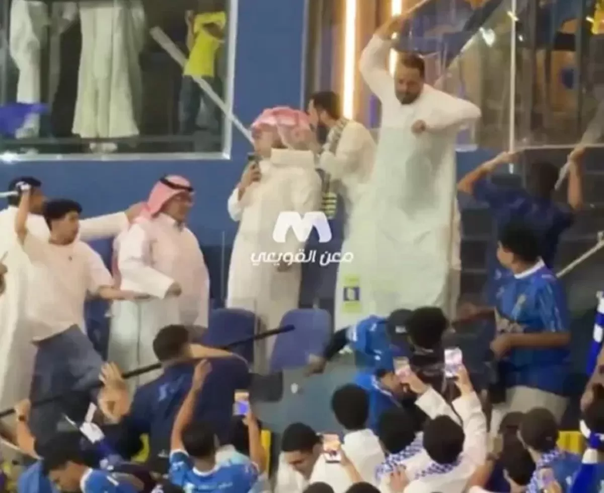  Para penggemar Al-Hilal yang mengenakan pakaian biru ventrok dengan suporter Al-Nassr.