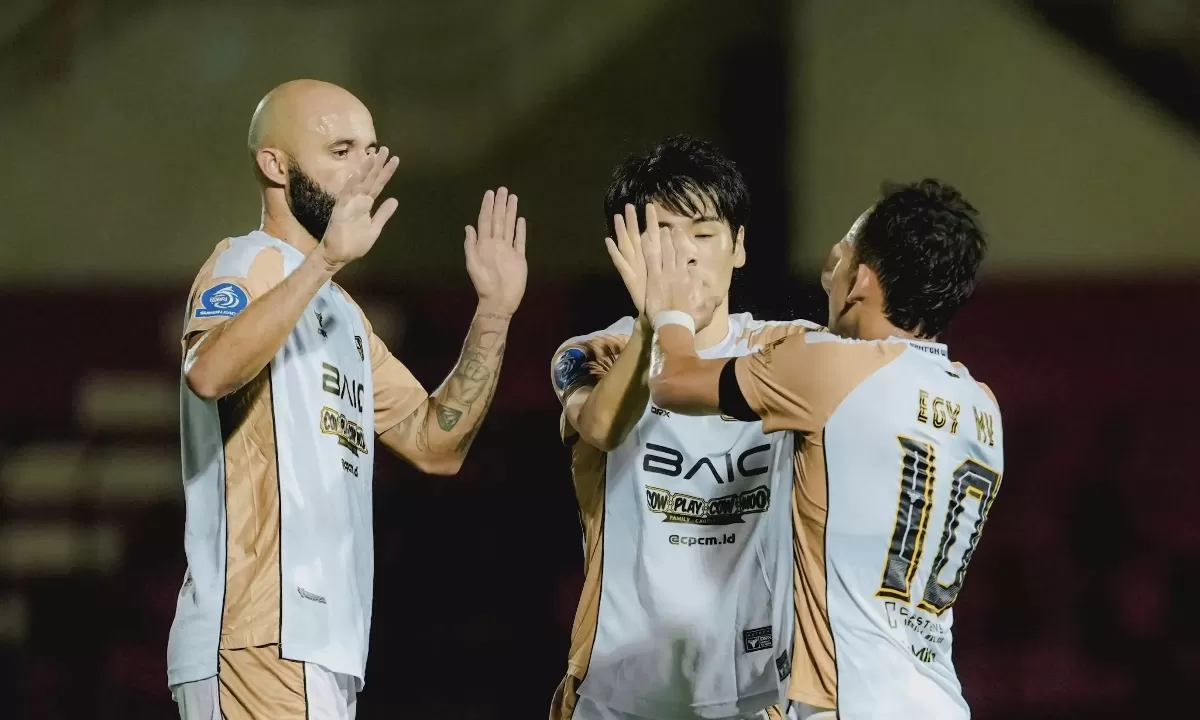 Selebrasi gol pemain Dewa United  mengalahkan PSSB Biak. (Dewa United FC)