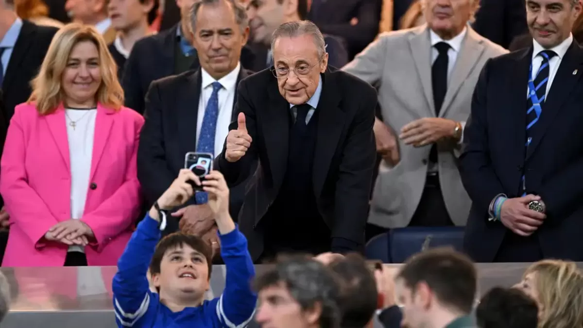 Presiden klub, Florentino Perez saat bersama fans. Ia diprotes para suporter Real Madrid karena  kekecewaan besar terhadap musim tanpa gelar yang dijalani Los Blancos.  (Getty Images)
