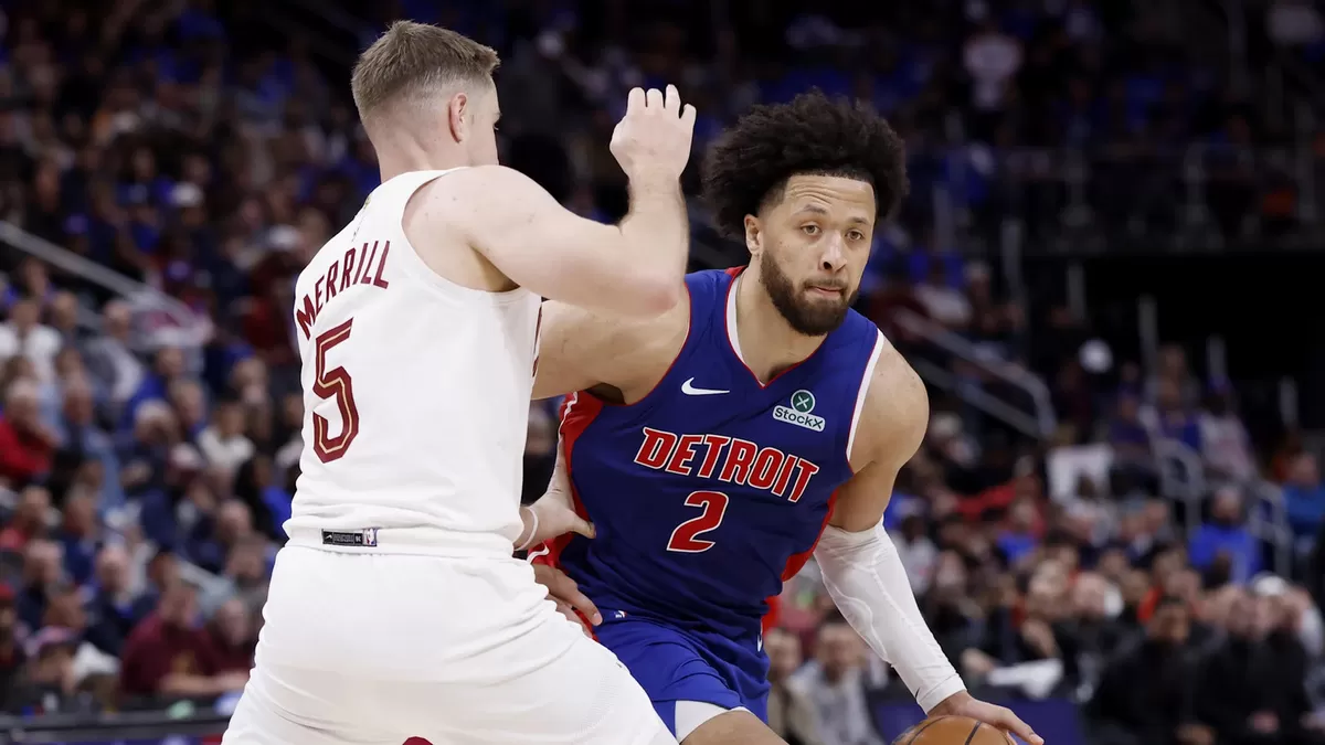Gelandang Detroit Pistons, Cade Cunningham (2), melakukan dribel sambil dijaga oleh gelandang Cleveland Cavaliers, Sam Merrill (5), pada babak kedua dalam pertandingan kelima putaran kedua Playoff NBA (Imagn Image)