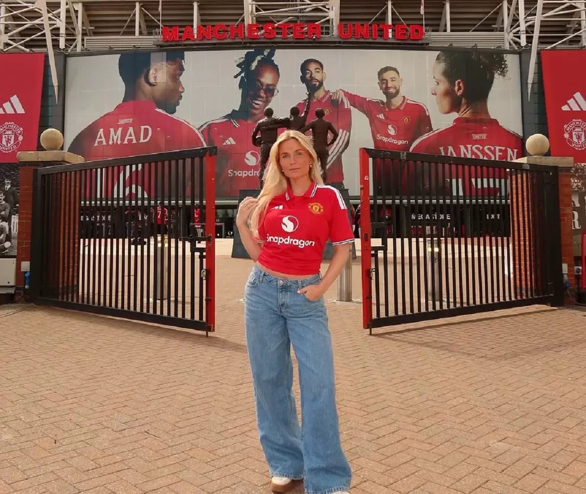 Therese Gudmundsen pamer kostum kandang Manchester United di Theatre of Dreams 
