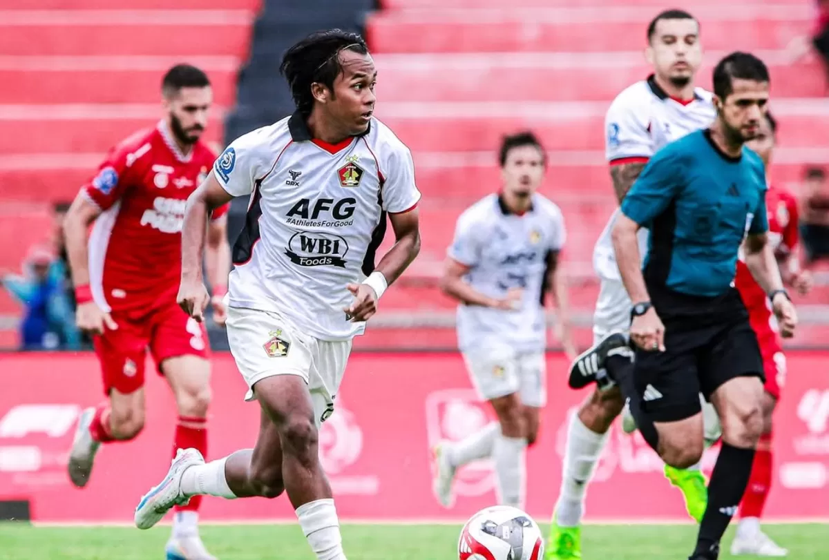 Skuat Persik Kediri saat menghadapi Semen Padang FC di pekan ke-32 Super League 2025/26. (@persikfcofficial)