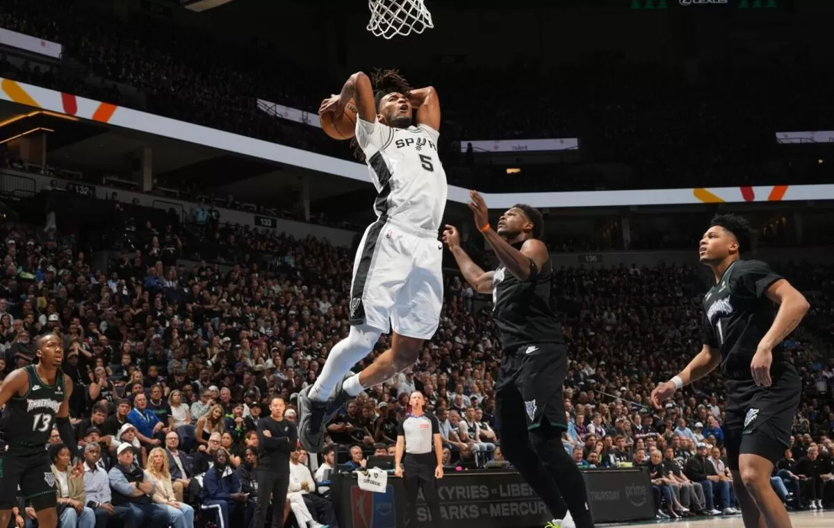  Rookie sensasional Stephon Castle menjadi motor kemenangan San Antonio di Gim 6 semifinal wilayah Barat, di Target Center, Jumat malam, 15 Mei waktu setempat.  (NBA)