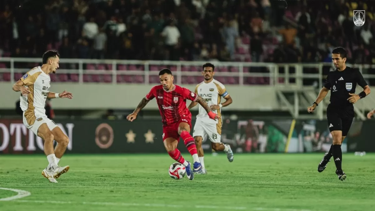Dimitri Lima coba diadang pemain Dewa United Banten FC. (Persis Solo)