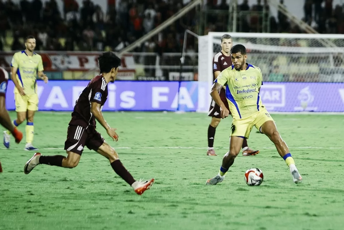Pemain Persib Berguinho mencoba melewati pemain PSM Makassar. (@persib)