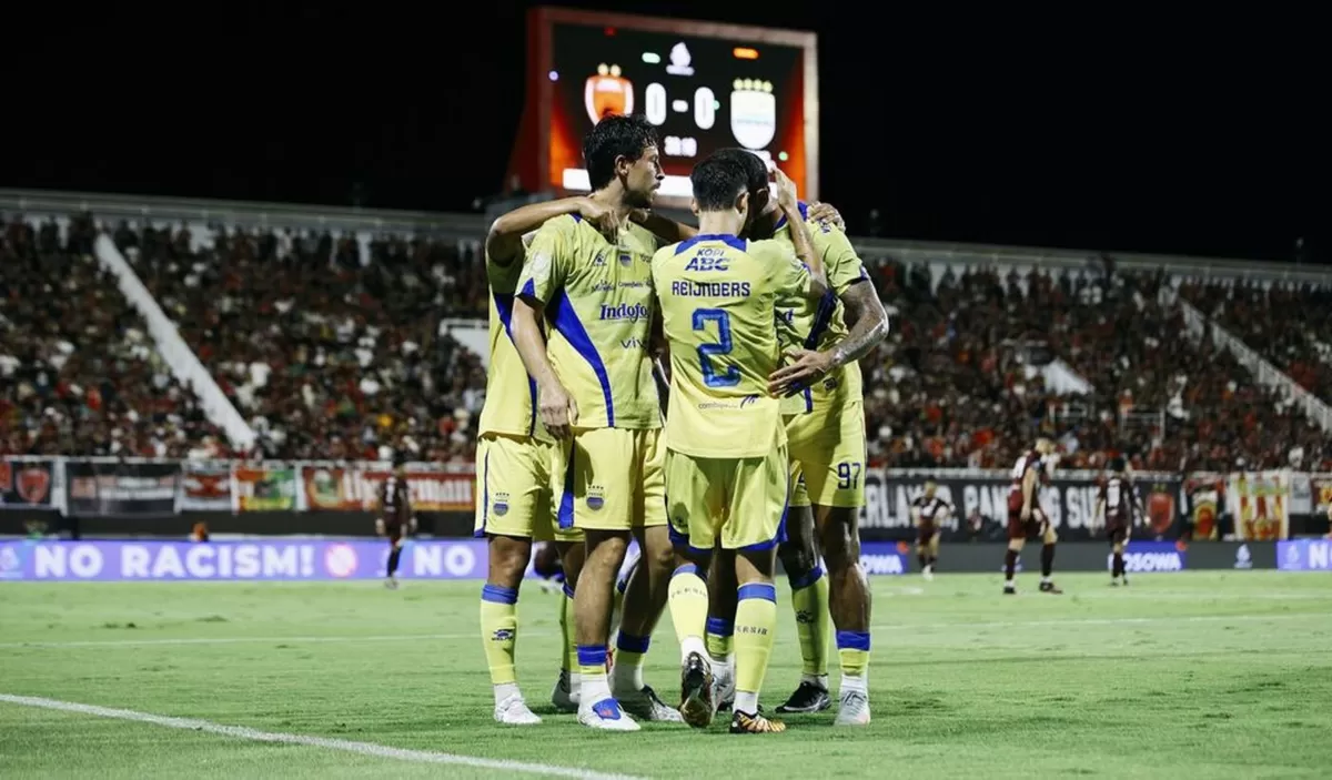Para pemain Persib Bandung saling mensugesti diri saat pertandingan pekan 33 Super League 2025/2026 melawan PSM Makassar dimulai.  (PERSIB)