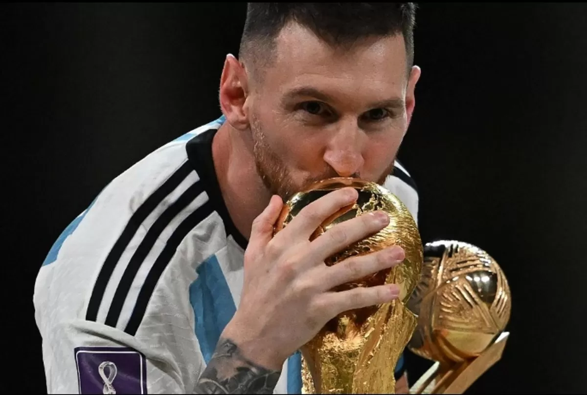 Lionel Messi akhirnya mencium trofi Piala Dunia 2022.