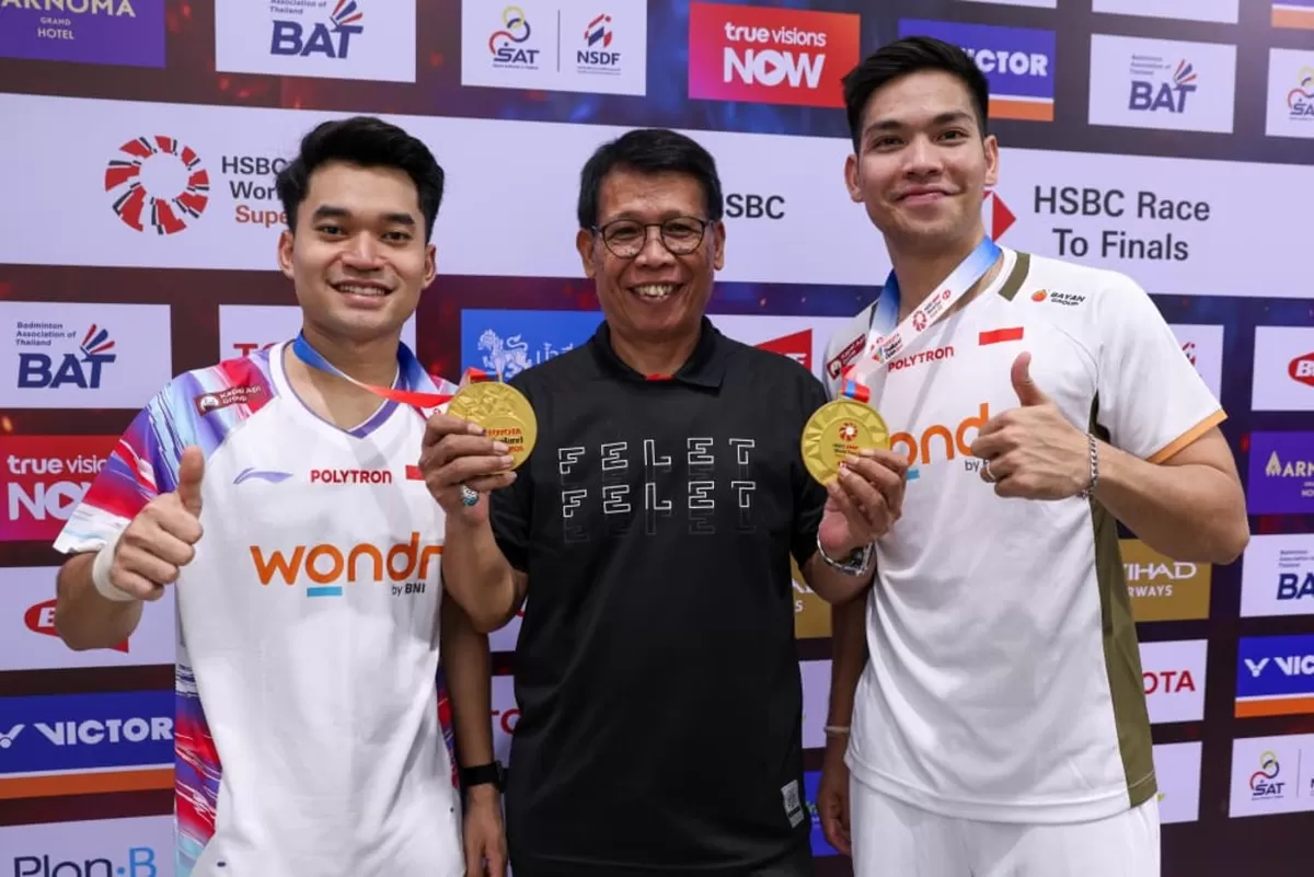 Asisten pelatih ganda putra utama, Chafidz Yusuf berfoto bersama Leo Rolly Carnando/Daniel Marthin usai pengalungan medali Thailand Open 2026, Minggu, 17 Mei 2026. Menjaga konsistensi jadi tantangan. (PBSI)