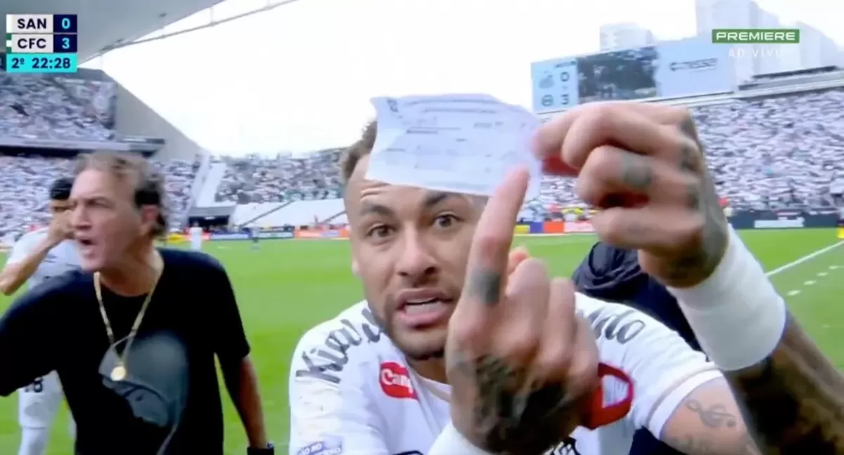 Neymar yang marah mengacungkan slip di depan wajah wasit.