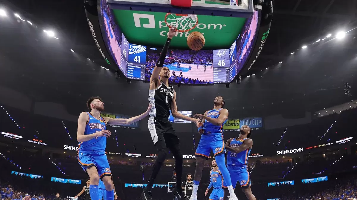 Pahlawan Spurs Victor Wembanyama saat melakukan aksi layup di Gim 1 Final Wilayah Timur NBA 2026. Spurs unggul 1-0 atas OKC. (Getty Images)