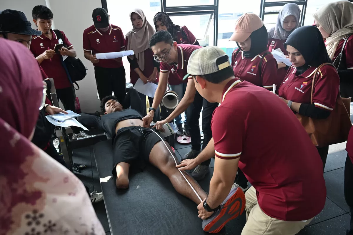 Para peserta melakukan praktek identifikasi dan pengukuran dalam rangkaian acara Pelatihan Klasifikasi Olahraga Disabilitas Tingkat Nasional di Pusat Pelatihan Paralimpiade Indonesia, Delingan, Karanganyar, Jawa Tengah, Rabu (20/05/2026). Pelatihan ini diikuti oleh 45 calon classifier dari 17 provinsi, dan diselenggarakan 19-22 Mei 2026.  (NPC INDONESIA)