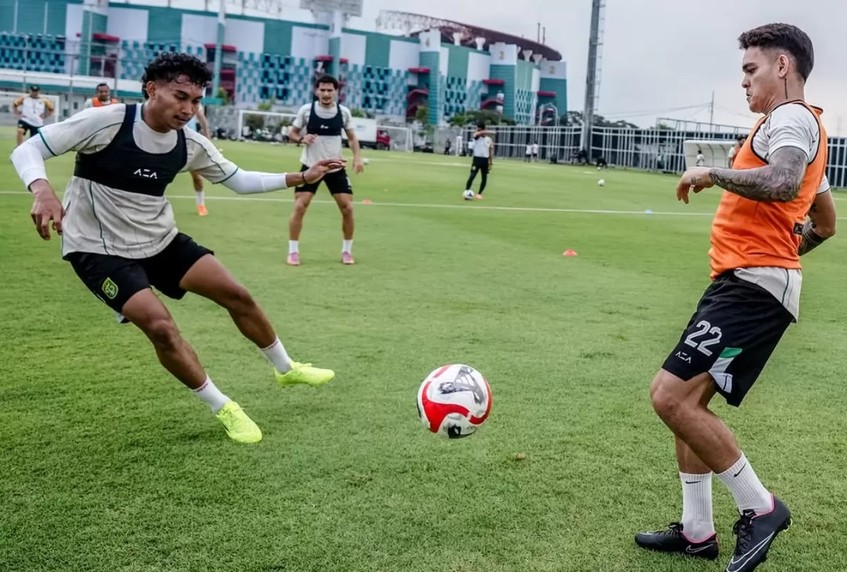 Skuat Persebaya jalani latihan jelang duel kontra Persik Kediri. (@officialpersebaya)
