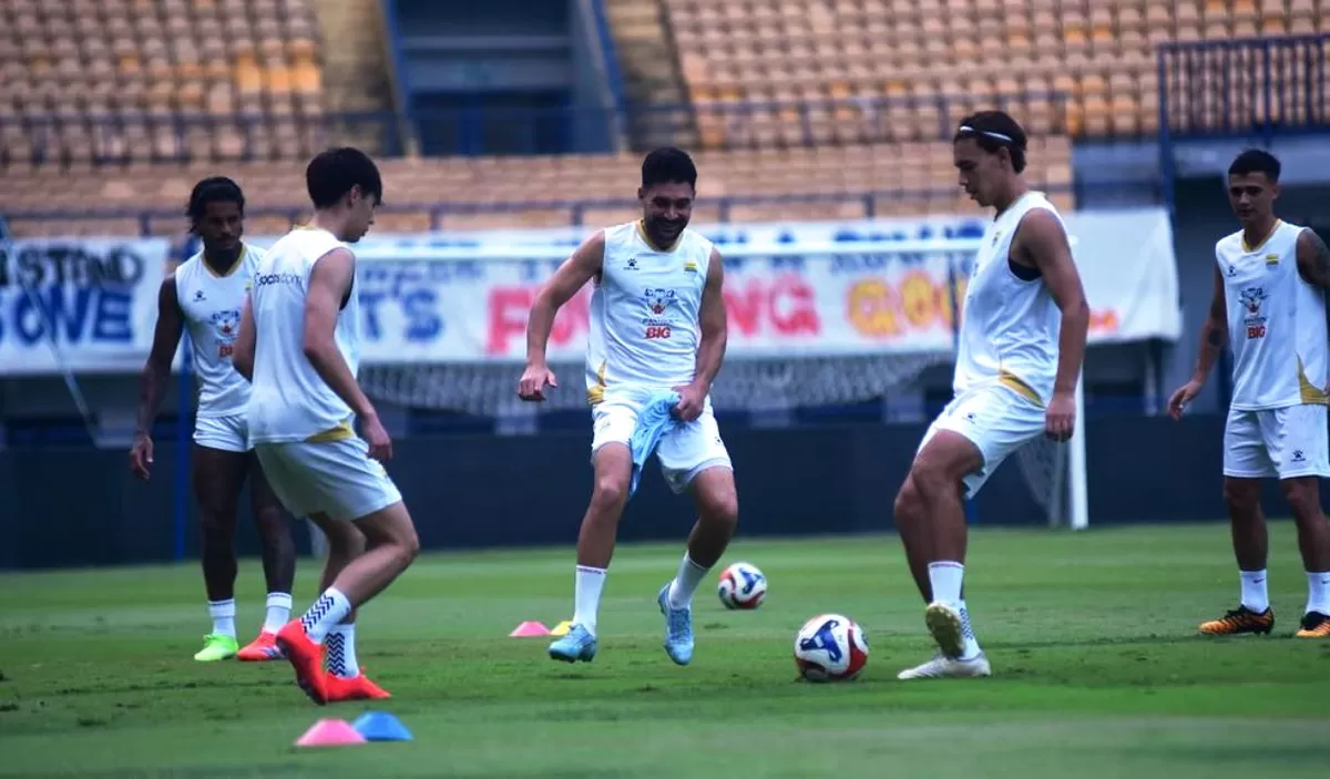Skuat Persib jalani latihan jelang duel pamungkas vs Persijap Jepara di GBLA. (Persib/Sutanto)