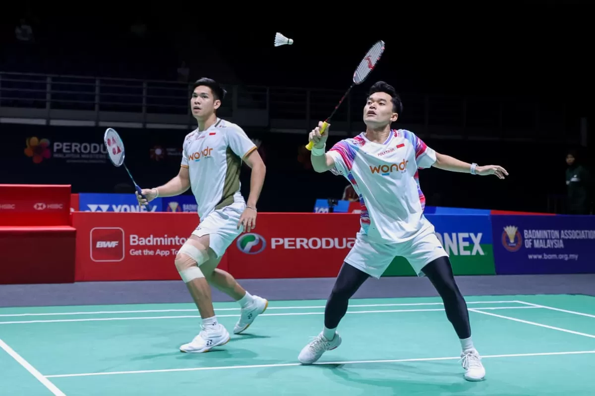 Setelah juara Thailand Open pekan lalu, Leo Rolly Carnando/Daniel Marthin kali ini 'terpeleset' di babak pertama Malaysia Masters 2026. Mereka tunduk dua gim langsung dari wakil China, Rabu, 20 Mei. (PBSI)