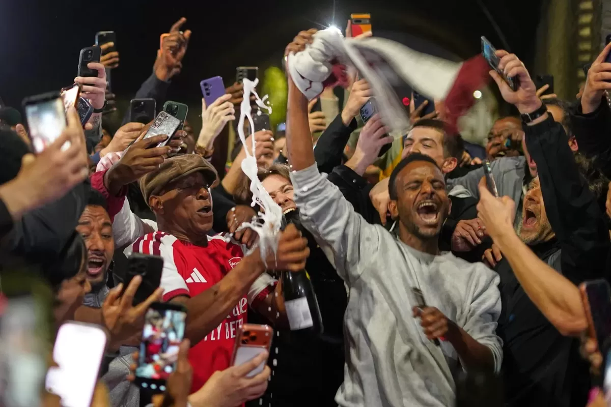 Legenda Ian Wright merayakan pesta juara Arsenal. (instagram.com/declanrice/)