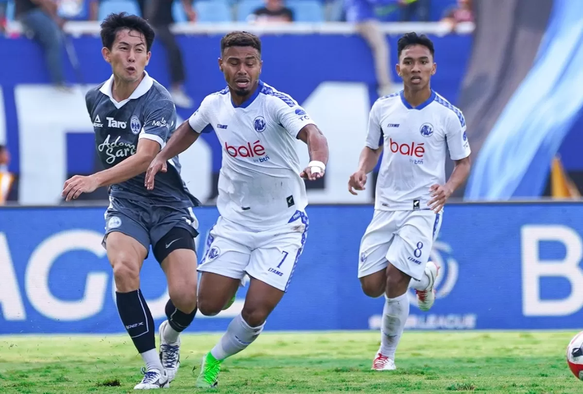 Dua pemain Arema FC mencoba menghalau aksi Yusaku Yamadera (PSIM). (@aremafcofficial)