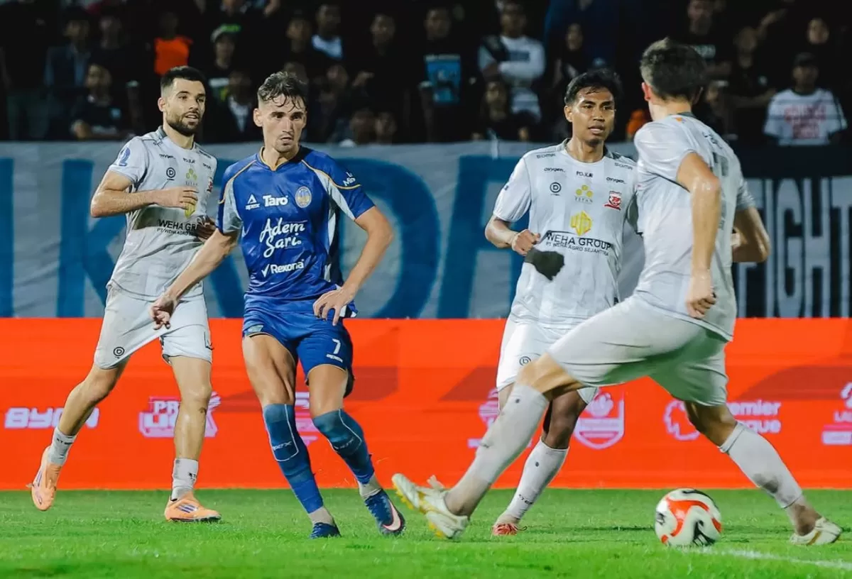 Striker PSIM Yogyakarta Deri Corfe (#7) saat dikepung pemain Madura United FC. (@psimjogja_official)