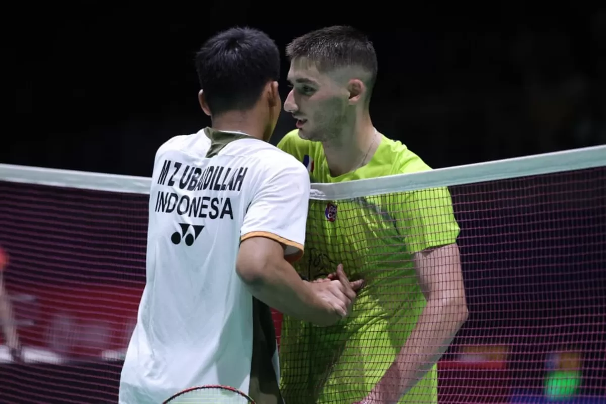 Tunggal putra Indonesia, Moh Zaki Ubaidillah bersalaman dengan lawannya unggulan tiga, asal Prancis, Christo Popov di perempat final Malaysia Masters 2026. Langkah Ubed pun terhenti. (PBSI)
