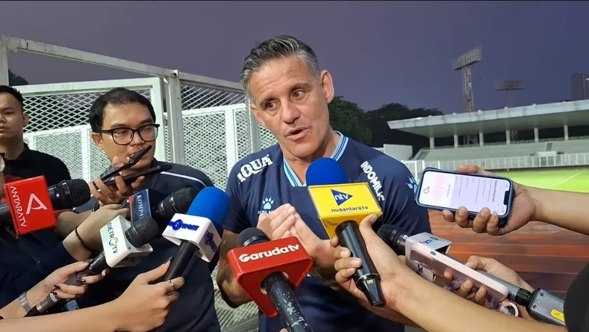 Pelatih Timnas Indonesia, John Herdman, di Stadion Madya, Jumat, 22 Mei 2026, saat menjelaskan mengenai persiapan pemusatan latihan Timnas mulai 26 Mei mendatang di Jakarta. (ISTIMEWA)