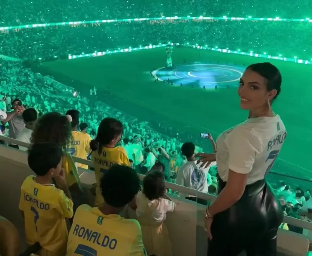 Georgina Rodriguez selalu hadir di stadion memberi semangat Cristiano Ronaldo.