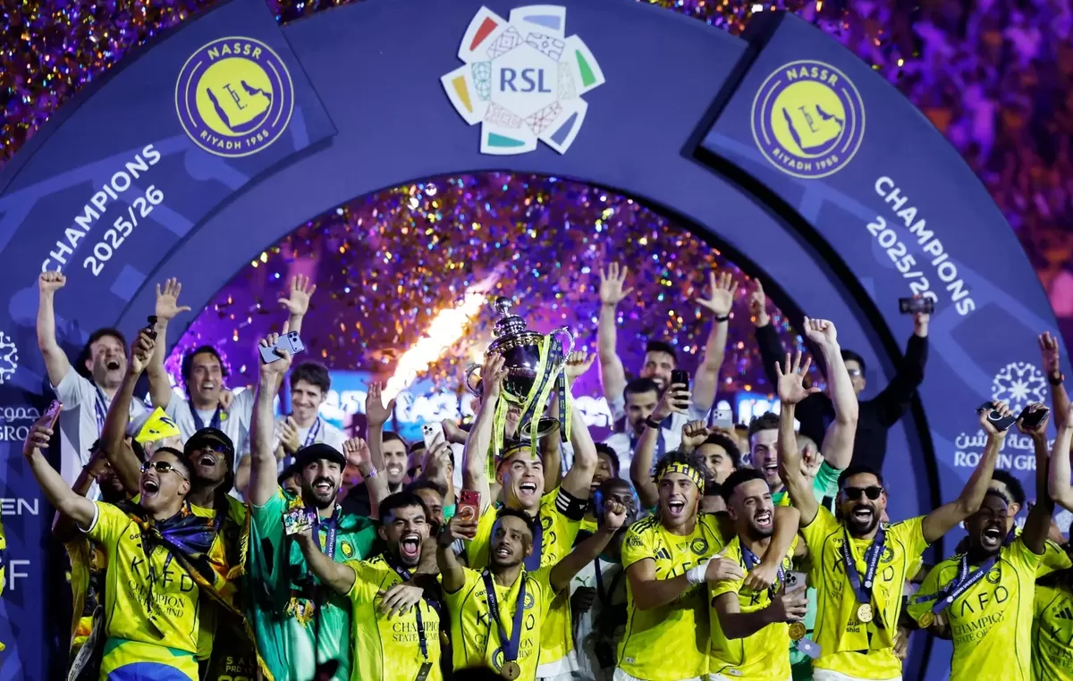 Cristiano Ronaldo mengangkat trofi juara Liga Pro Saudi untuk Al-Nassr