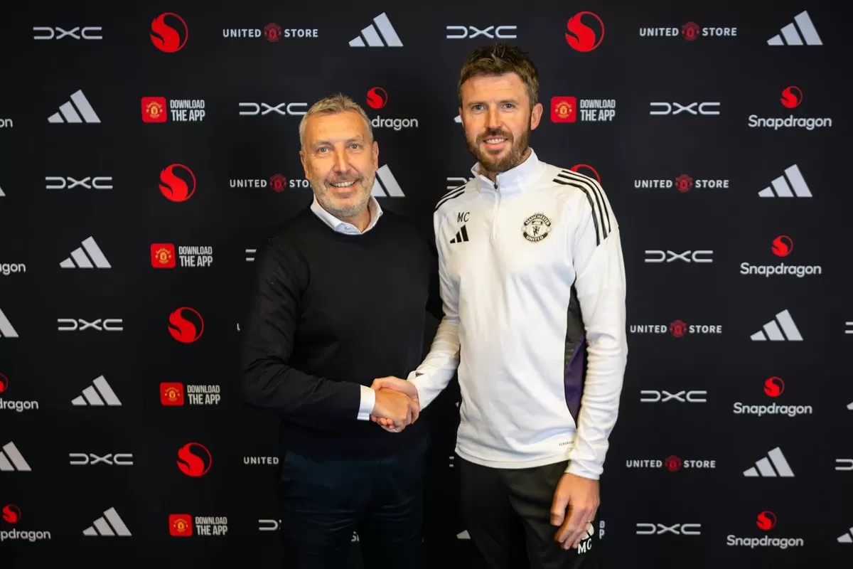 Michael Carrick (kanan) perpanjang kontrak sebagai pelatih kepala Manchester United hingga 2028 (Manchester United)
