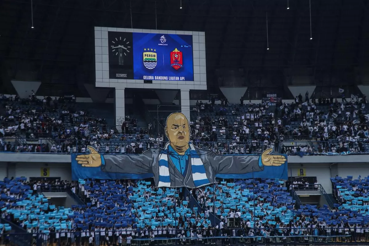 Suporter Persib Bandung menaikan tifo wajah Pelatih Maung Bojan Hodak dalam laga terakhir Super League 2025/2026 di Stadion Gelora Bandung Lautan Api (GBLA), Bandung, Sabtu, 23 Mei 2026. 