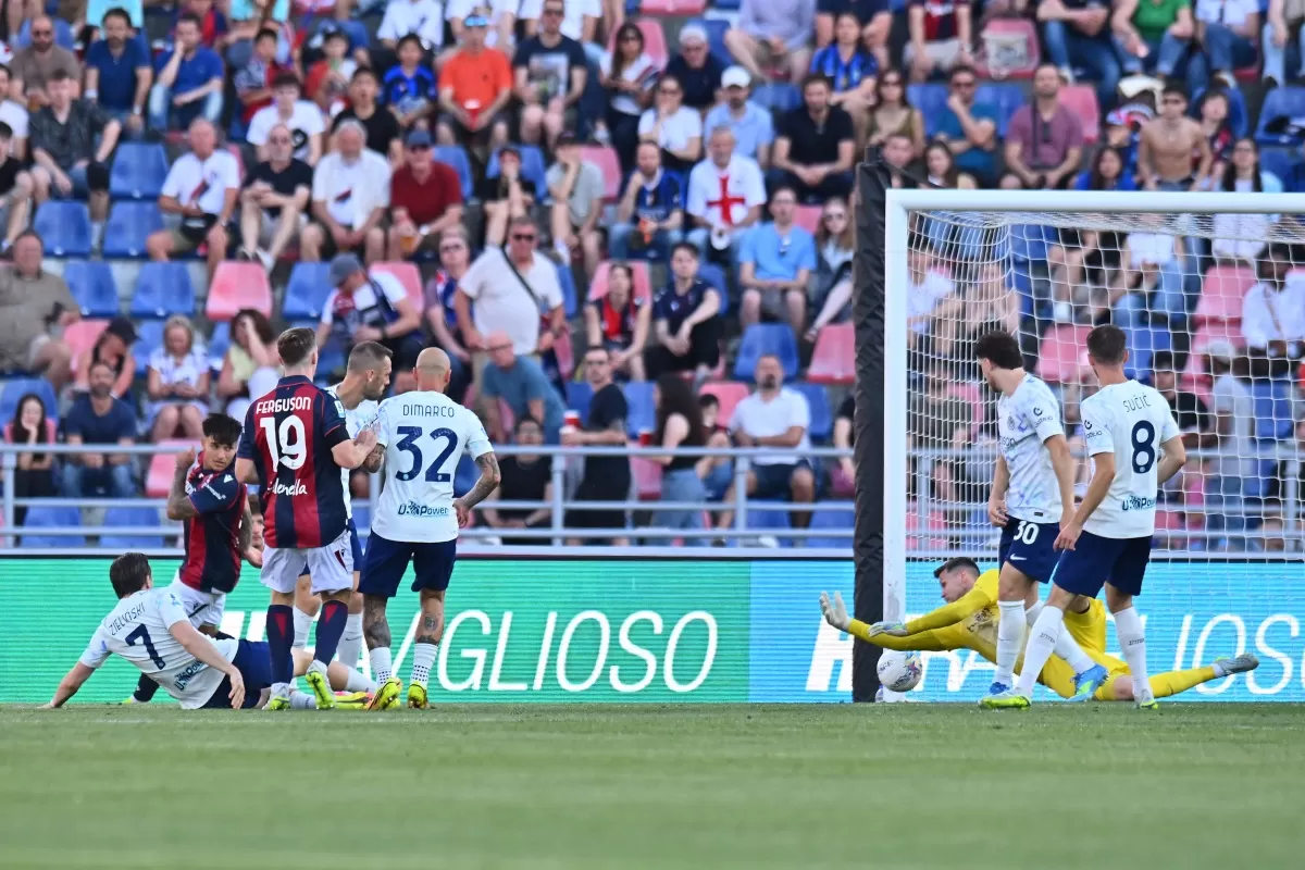 Piotr Zielinski dari FC Internazionale mencetak gol bunuh diri yang membuat skor menjadi 3-1 untuk Bologna.