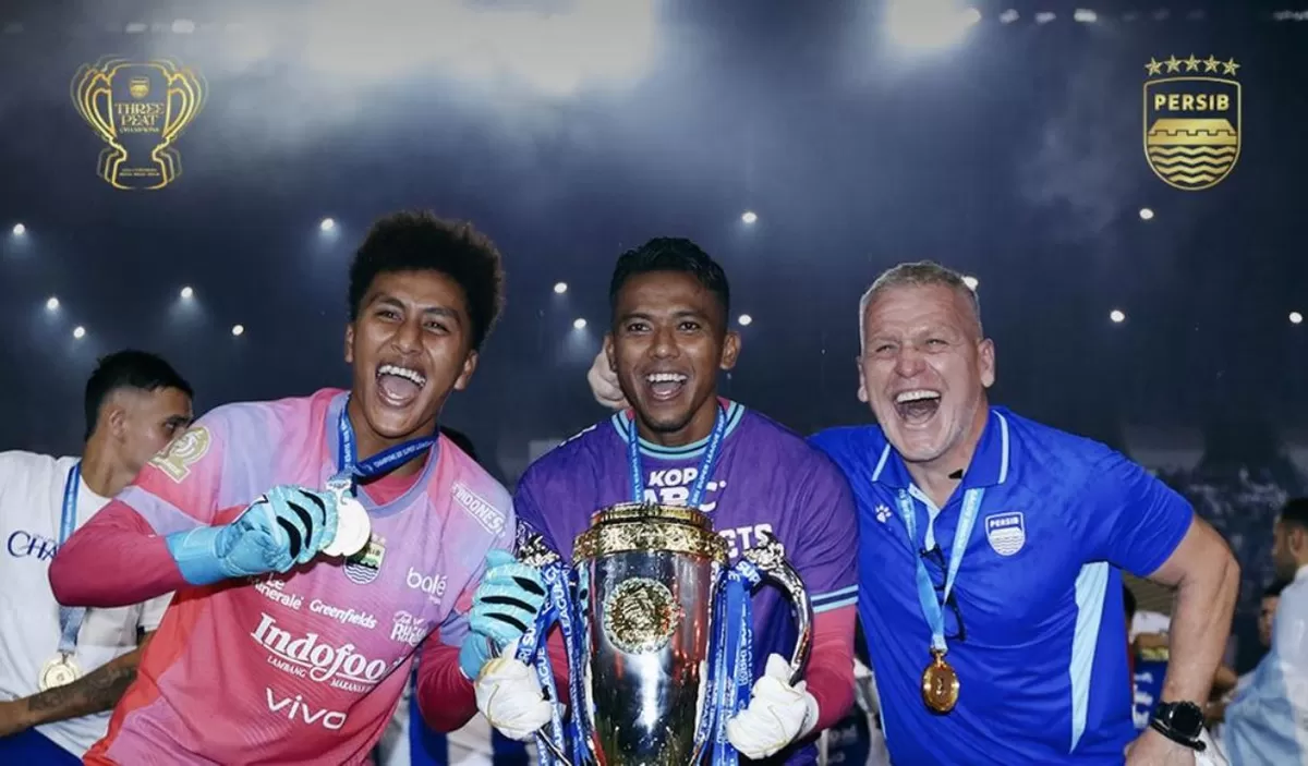 Kiper Teja Paku Alam (tengah) catat rekor baru 18 clean sheet di Super League 2025/26. (Persib)