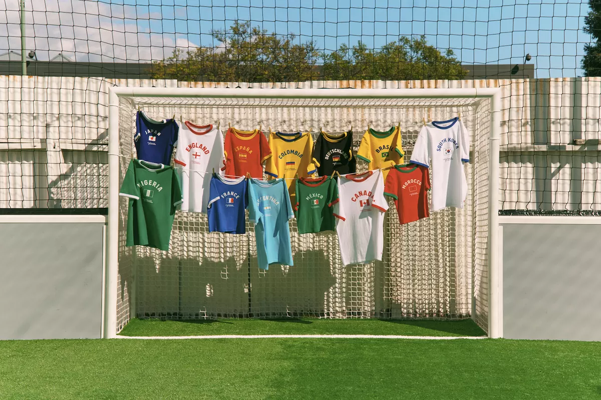 Jelang Piala Dunia 2026, Levi&rsquo;s&reg; Indonesia resmi meluncurkan koleksi terbaru bertajuk Country Ringer Tees yang mengusung semangat fan culture global dalam balutan gaya retro khas era klasik sepak bola (Levi's)