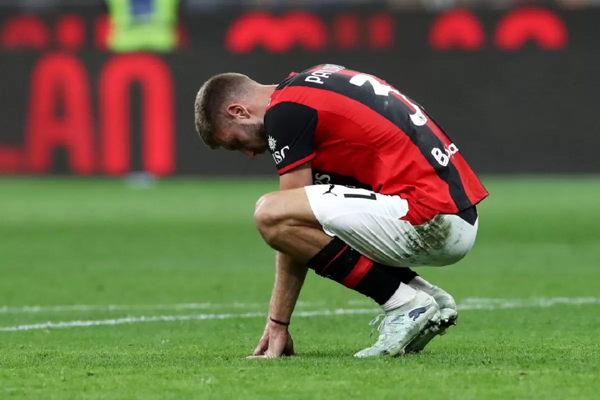 Strahinja Pavlovic tampak kecewa setelah Milan keok di kandang sendiri melawan Cagliari Calcio.