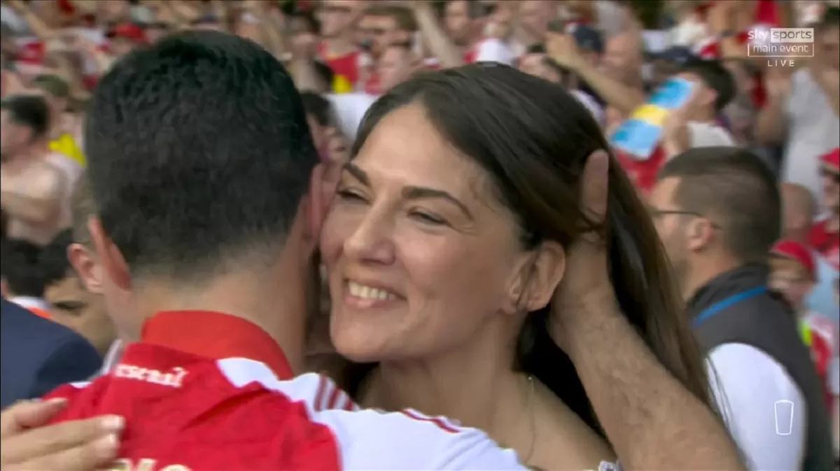Mikel Arteta memeluk istrinya Lorena Bernal