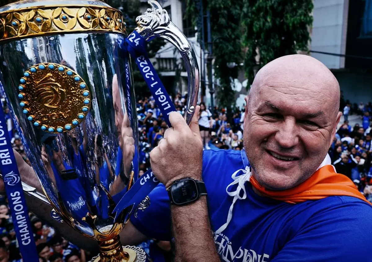 Bojan Hodak saat konvoi selebrasi kemenangan Persib (Persib)