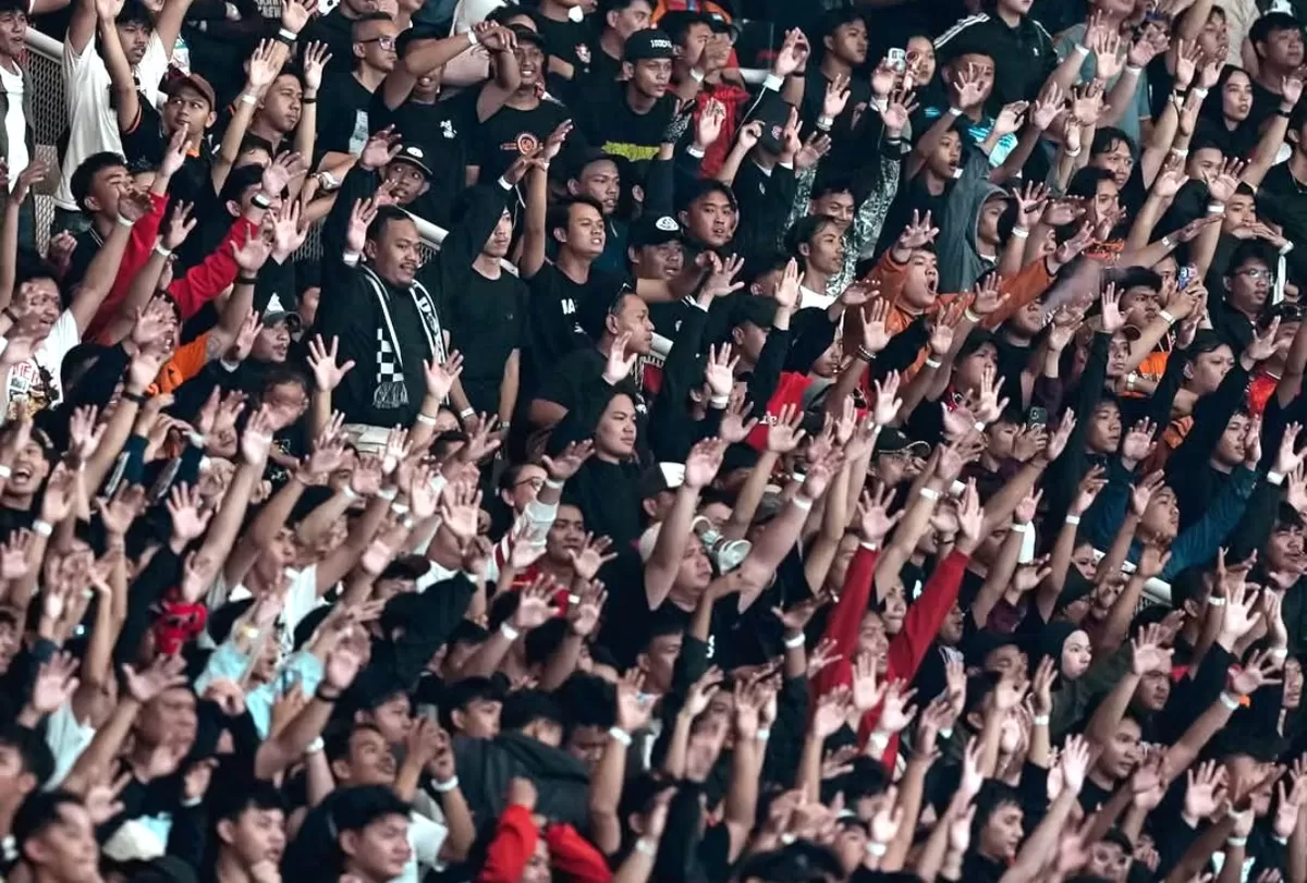 Suporter Jakmania padati Stadion Gelora Bung Karno Jakarta. (Persija)