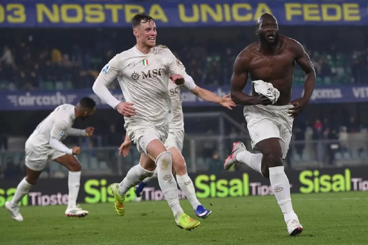 Romelu Lukaku ingin tetap bersama Napoli  hingga musim panas 2027.