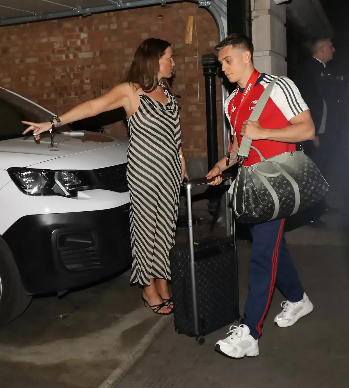 Para selebriti berjalan-jalan di dalam klub malam bersama pemain Arsenal.