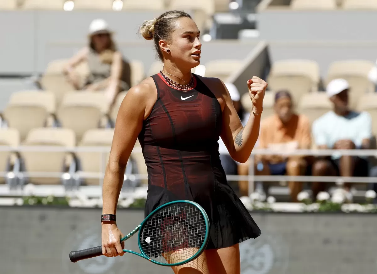 Aryna Sabalenka tampil mempesona di Lapangan Philippe-Chatrier di bawah terik matahari di Prancis.