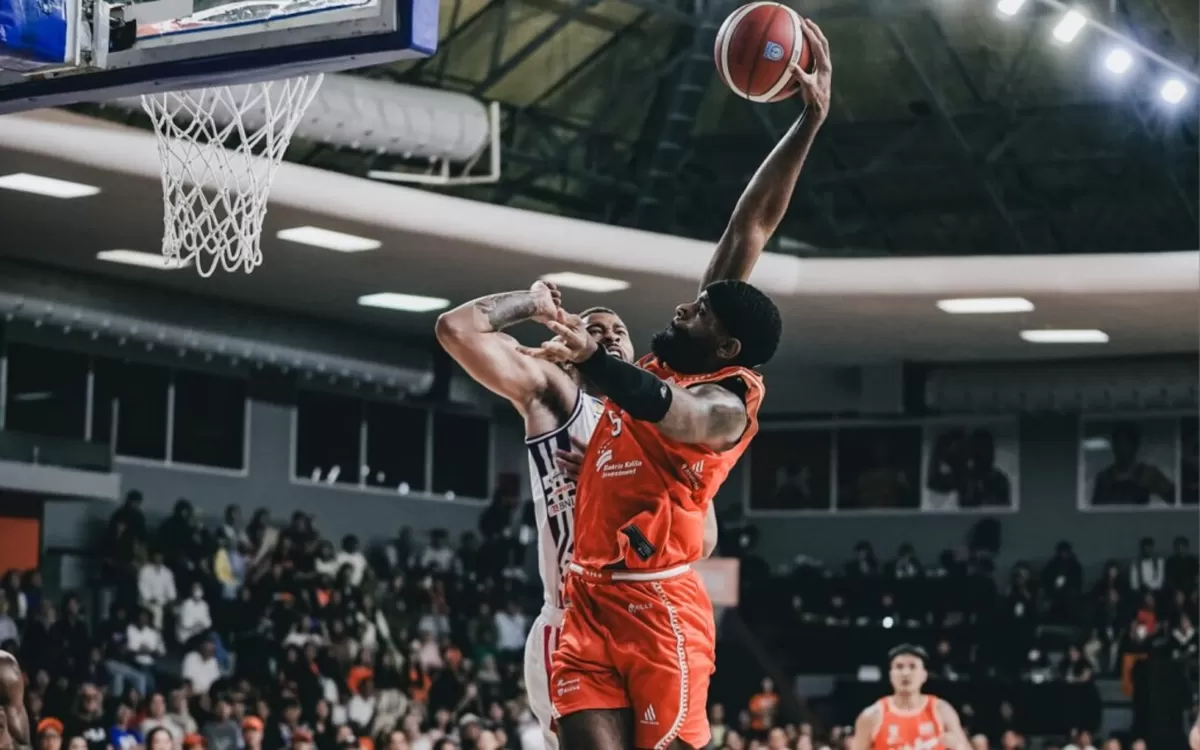 Aksi lay up pemain Pelita Jaya Jakarta Basketball, Perrin Buford dihalang-halangi oleh pemain RANS Simba Bogor dalam Gim 2 Playoff IBL 2026. Pelita Jaya unggul 2-0 dalam seri ini. (IBL Indonesia)