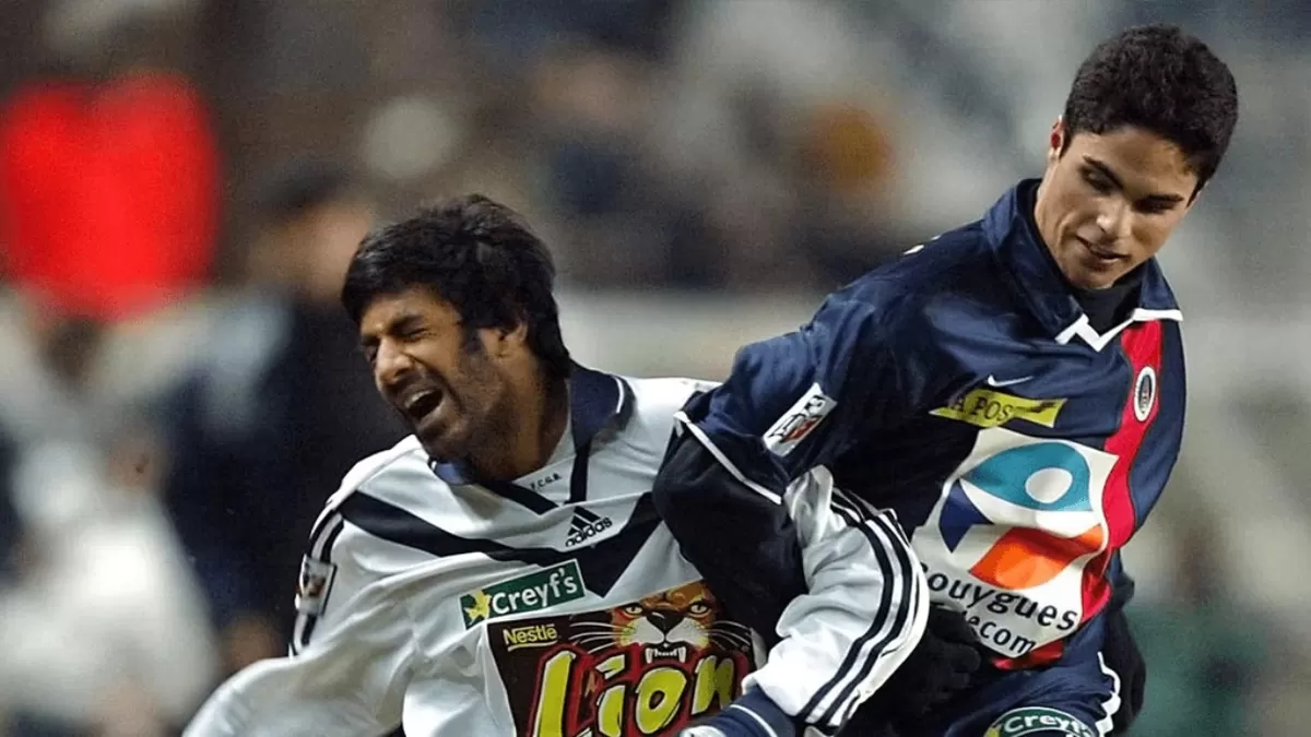 Mikel Arteta (kanan) saat mengenakan jersey Paris Saint-Germain (PSG) tahun 2002. (Arsenal)