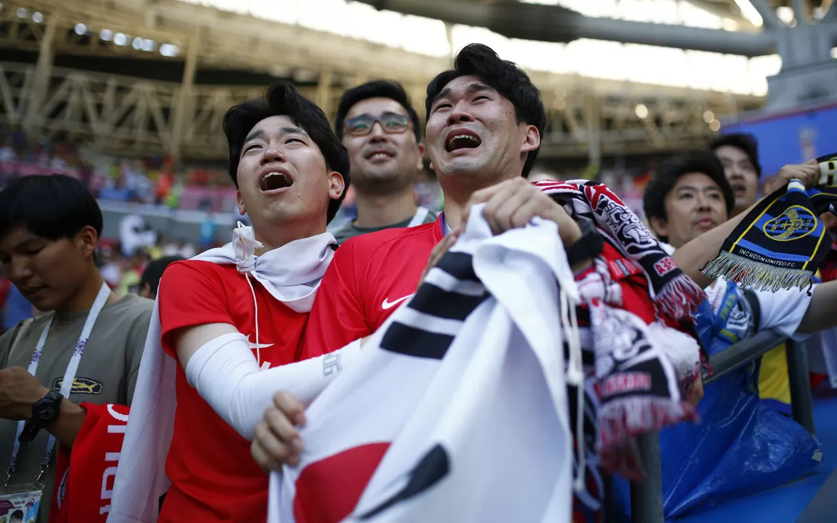 Para pendukung Korea Selatan bereaksi di akhir pertandingan sepak bola Grup F Piala Dunia Rusia 2018 antara Korea Selatan dan Jerman di Kazan Arena di Kazan pada 27 Juni 2018. (AFP PHOTO / Benjamin C)