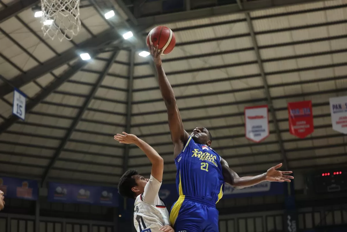 Pemain asing Satria Muda Pertamina, Jalen Leonard Jones saat akan melakukan lay up ke keranjang Hangtuah Jakarta. SM jadi tim pertama yang melaju ke semifinal playoff IBL 2026, usai unggul 2-0. (SATRIA MUDA BANDUNG)